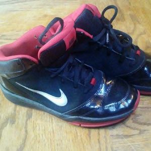 NIKE Black Red Team Hustle Basketball Shoes 5.5y